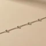 Pulsera de cadena fina de plata 925 con pequeñas esferas intercaladas a lo largo de toda la pieza.