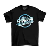 Remera negra de manga corta con estampado frontal del logo de la banda The Strokes en tonos celestes y blancos con efecto desgastado.