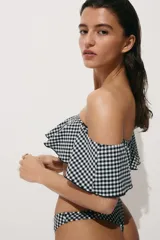 Top de bikini strapless con volado ancho y diseño a cuadros vichy en blanco y negro.