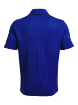 Chomba deportiva Under Armour de manga corta, confeccionada en tejido técnico texturizado, suave y transpirable. Presenta cuello clásico con cierre de botones y logo de la marca estampado en el pecho.
