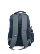 Mochila negra con diseño gráfico abstracto en azul vibrante y logo Umbro en azul. Posee bolsillo lateral de malla para botella y tiradores de cierre azules.