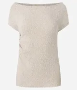 Blusa de punto color crema, con escote asimétrico, mangas cortas, textura y fruncido lateral.