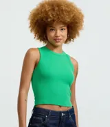 Top cropped musculosa marca Blue Steel, confeccionada en ribana de viscosa verde con cuello redondo y superficie acanalada.