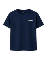 Remera azul marino de manga corta con cuello redondo y logo bordado en el pecho.