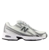 Championes New Balance modelo 740, con diseño retro inspirado en el running de los años 2000. Presentan una capellada de malla transpirable en color blanco con superposiciones sintéticas en gris y detalles en azul claro. Incluyen entresuela con tecnología ABZORB para absorción de impactos y suela de goma resistente.