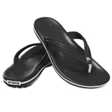 Ojotas Crocband Flip de Crocs, color verde militar con una línea blanca en la entresuela. Diseño ligero con tira superior de TPU y plantilla con textura de masajes.