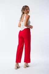 Musculosa blanca de encaje con cuello redondo y sin mangas.