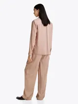 Camisa de viscosa color rosa pálido con estampado integral, cuello francés a contraste, cartera oculta, puños con un botón a contraste, cinta distintiva en la nuca, escudo TH en relieve en el botón superior y logo metálico de Tommy Hilfiger en el puño.