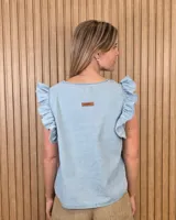 Musculosa color beige con cuello en V, alforzas frontales y mangas sin mangas con volados.