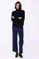 Pantalón ancho color beige con bolsillos laterales.