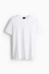 Remera blanca de algodón liviano con cuello redondo ribeteado y bajo recto. Corte estándar.