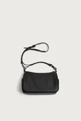 Bandolera negra de acabado liso, con compartimento principal con cierre de cremallera, bolsillos laterales planos y un bolsillo interior con cremallera. Incluye asa de mano extraíble y asa de hombro ajustable y extraíble.