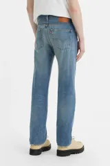 Jean Levi's 501 Original Button Fly Misty Lake, color azul claro con efecto degradado. Presenta cierre de botones, cinco bolsillos y corte recto.