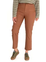 Pantalón de pierna recta y tiro alto color marrón, con prácticos bolsillos estilo carpintero y cierre frontal con botón.