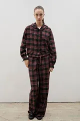 Pantalón de corte amplio y tiro medio-alto, confeccionado en tejido liviano con estampado a cuadros. Presenta cintura elastizada con lazo regulable y bolsillos laterales.