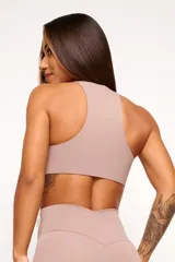 Top deportivo de cuello alto, confeccionado en tejido de poliamida y elastano. Presenta un diseño minimalista, ajuste al cuerpo y forro interno para mayor soporte.