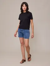 Short de jean elastizado en color azul claro, de tiro alto con cierre y botón metálico, diseño clásico de cinco bolsillos con costuras a contratono.