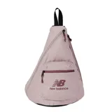 Mochila tipo sling bag color rosa con logo New Balance en marrón. Tiene correa ajustable negra, bolsillo frontal con cierre y cierre superior. Ideal para uso casual.