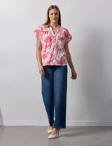 Blusa estampada marca Alex & Parker, con cuello a la base y escote en V.