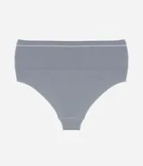 Bombacha de tiro alto confeccionada en microfibra con textura acanalada y diseño sin costuras. Cuenta con cintura ancha y forro interior de algodón.