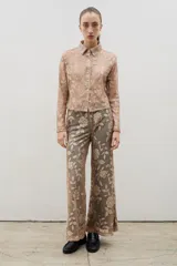 Pantalón de corte recto y holgado confeccionado en encaje con diseño floral, con pretina elastizada.