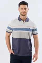 Remera polo de manga corta con diseño de franjas horizontales en tonos azul, salmón, celeste y beige. Cuenta con cuello clásico y cierre frontal de dos botones.