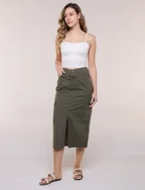 Falda midi estilo cargo de gabardina de algodón color beige, de silueta recta y tiro alto con pretina posterior elastizada. Cuenta con bolsillos funcionales diagonales, laterales tipo cargo con solapa y traseros con tapa, además de tajo frontal inferior.