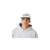 Gorra Eme Studios modelo Lister Turf Cap, color blanco con visera plana en verde oscuro. Cuenta con bordado frontal en relieve con texto en color verde.