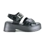 Sandalias de plataforma color rosa con textura tipo piel de cocodrilo, con dos tiras anchas cruzadas sobre el empeine y tira con hebilla al tobillo.