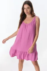 Vestido corto celeste con breteles finos y volados en el ruedo.