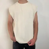 Musculosa de lino color crudo, con corte oversize y terminaciones desflecadas en las sisas.