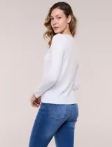 Buzo tejido fino y suave de marca Elie Tahari, color gris, con escote redondo pronunciado, mangas largas y silueta semi entallada.