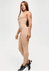 Jumpsuit largo color nude con breteles finos, forro interno y tejido tecnológico UV+50.