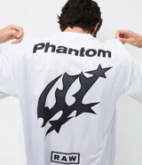 Remera boxy de manga corta color blanco, confeccionada en microfibra de poliéster. Presenta estampas localizadas en el frente, incluyendo el logo "FLX Sport Ind.", un escudo de "Athletic Club 1993" y la inscripción "Phantom RAW".