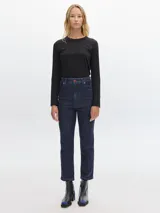 Pantalón de jean negro con corte recto, tiro alto y bolsillos delanteros con bordado de estrella verde.