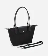 Bolso tipo shopper grande de poliéster color negro, con asas de hombro y solapa frontal con broche. Incluye correa transversal desmontable.