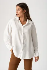 Camisa blanca de viscosa y nylon, de corte clásico y mangas largas.