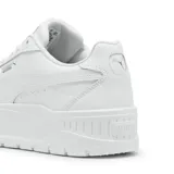 Championes de plataforma Puma Karmen II L, color blanco, con suela chunky texturizada, cordones tono sobre tono y detalles de la marca en plateado en el lateral.