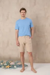 Remera celeste lisa de algodón con logo bordado en el pecho.