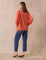 Blusa amarilla texturada con escote redondo y mangas 3/4 con puño elastizado. Aplique de broderie en escote y mangas. Marca Ruby Rd.