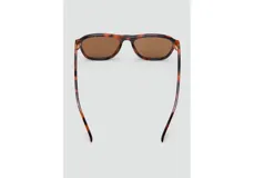 Lentes de sol con armazón de policarbonato con estampado carey y lentes marrones.