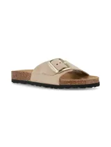 Sandalias Hush Puppies de cuero gamuzado en color taupe, con tira ancha ajustable mediante una hebilla metálica dorada grande. Poseen una plantilla anatómica revestida en corcho y una suela de goma texturizada en color negro.