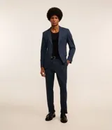 Pantalón de vestir azul marino, de corte recto, con cintura con trabillas, cierre tradicional con vista oculta y bolsillos laterales.