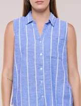 Musculosa de lino a rayas, con cuello con solapa, escote en V, cierre frontal con botones y un bolsillo aplicado en el pecho.
