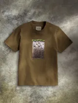 Remera de manga corta color verde oliva, con cuello redondo y estampado gráfico central inspirado en la luna de Endor de Star Wars. Cuenta con tecnología de protección solar y etiqueta de edición especial en el interior del cuello.