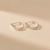 Aros tipo argolla de diseño plano y minimalista, confeccionados en plata 925 con acabado pulido brillante.