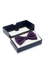 Moño de ajuste clásico color violeta con sutiles lunares y textura acanalada, presentado en caja de regalo.