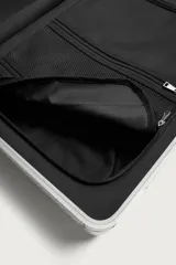 Maleta de cabina rígida fabricada en aluminio con diseño de líneas diagonales en relieve. Cuenta con cuatro ruedas giratorias, cierre TSA, compartimento principal con separador y asa telescópica.