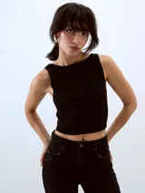 Top negro de tejido acanalado, corte cropped y escote bote, sin mangas.