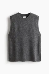 Chaleco de punto fino con lana, de corte holgado, cuello redondo y terminaciones acanaladas en cuello, sisas y bajo.